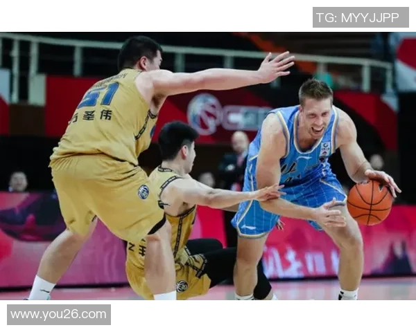 北京控股鏖战南京同曦双方你来我往激烈对攻全场悬念不断